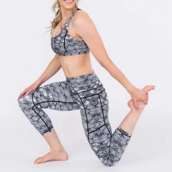 ZYIA Light n Tight Sports Bra, Metallic Cobra Snake Print X Back Straps, B&W, L - Picture 4 of 7